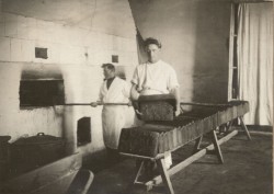 Фотография. Пекарня в Ставропольской психиатрической колонии. 1930-е гг. Из фотоальбома главного врача А.Я. Доршта 1939 г.